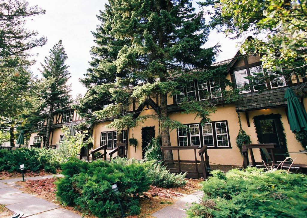 Crandell Mountain Lodge