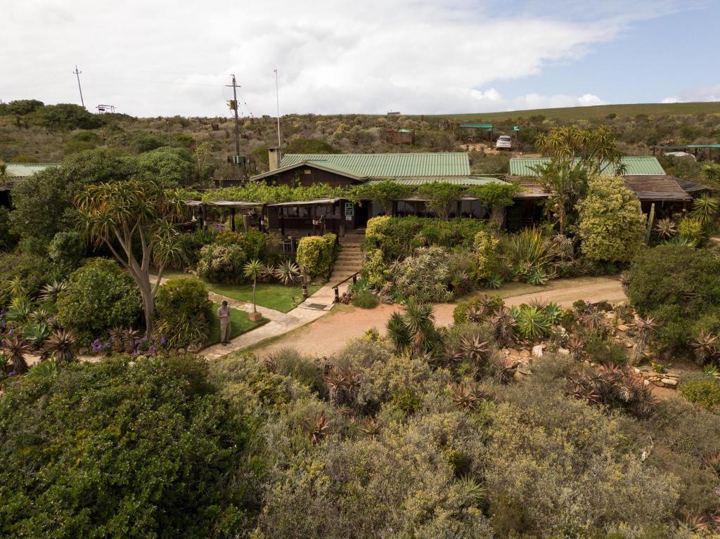 Mudlark Riverfront Lodge